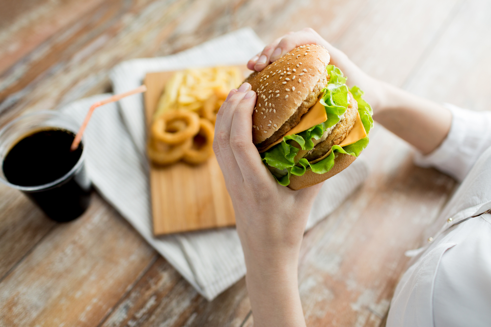 Câte minute pierzi din viață atunci când mănânci burger, hotdog sau bei Cola. Studiul oamenilor de știință