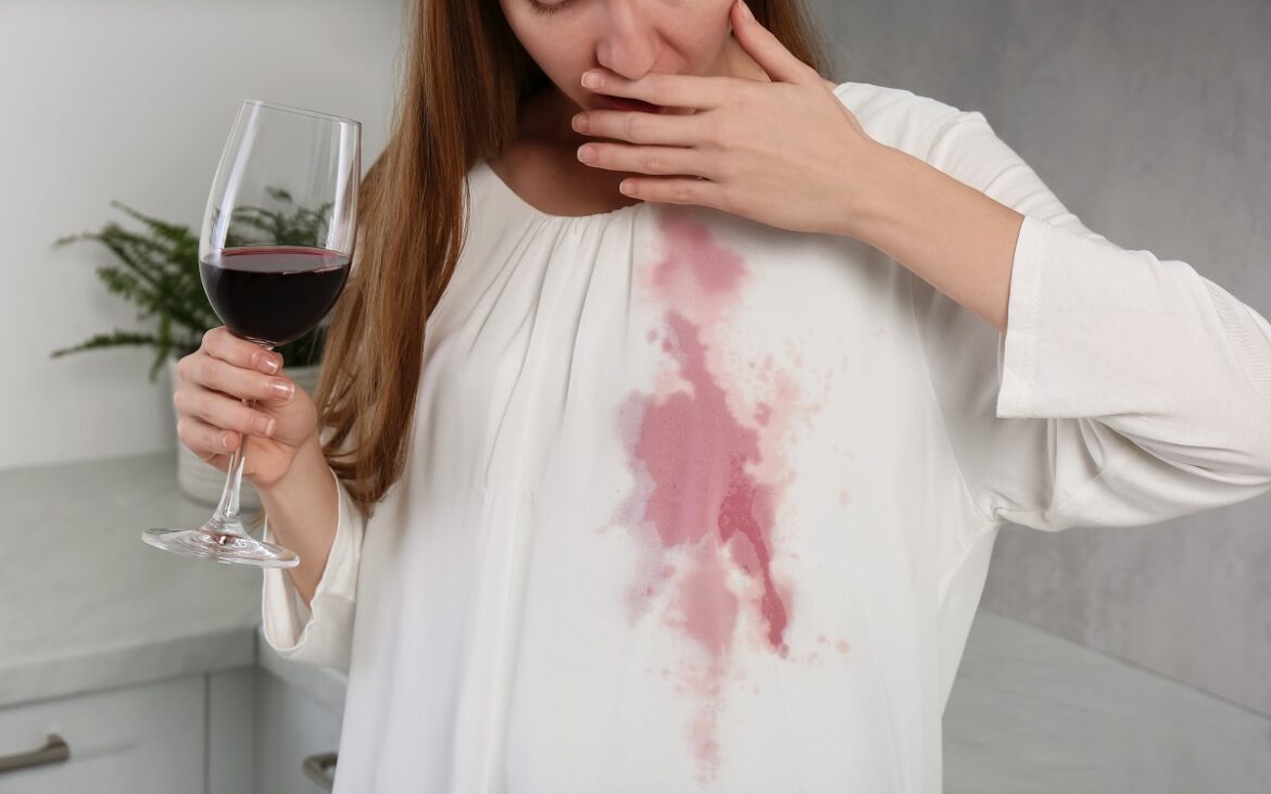 Cum să scoți petele de vin roșu fără soluții toxice. Ai nevoie de un ingredient din bucătărie