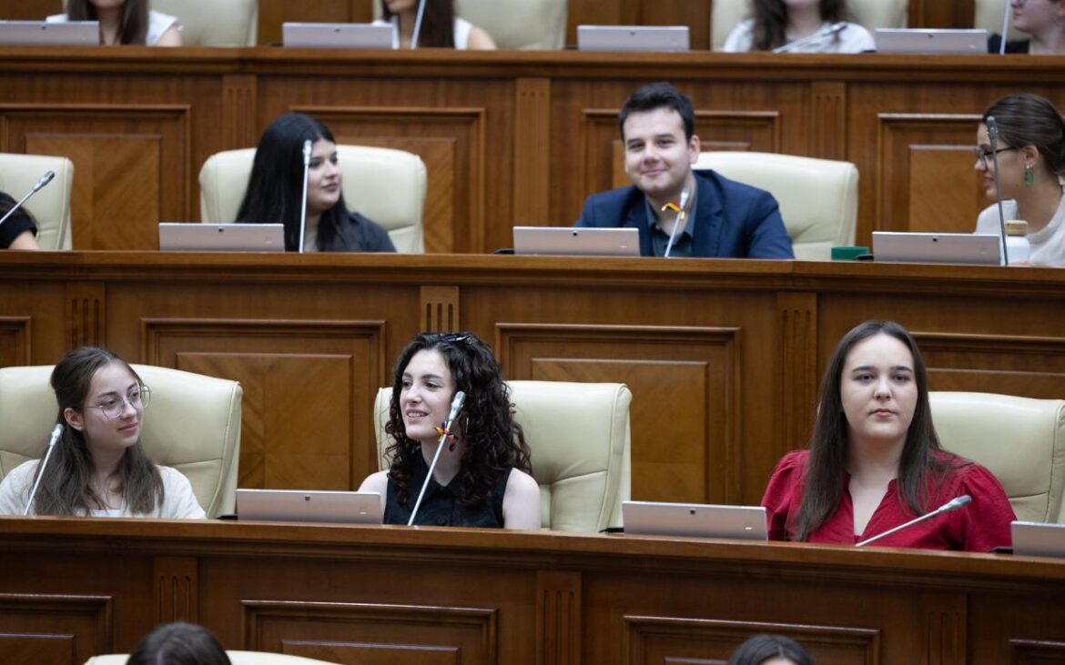 Guvernul lansează o nouă ediție a Programului de stagii plătite în instituțiile publice. Studenții vor primi o bursă de 3.500 de lei