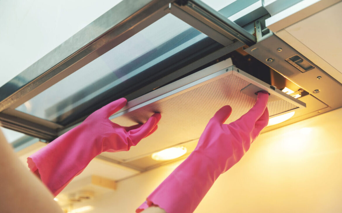 Cât de des trebuie schimbat filtrul de carbon la hotă și de ce e esențial pentru aerul din bucătărie