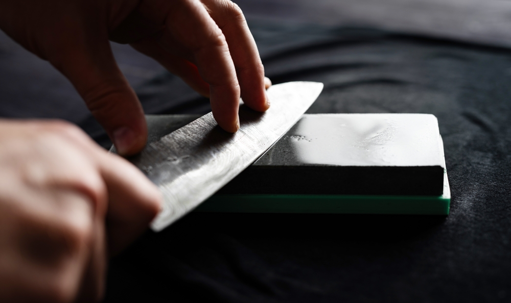 Ascute cuțitele de bucătărie folosind doar un obiect din dulapul tău. Trucul simplu care funcționează