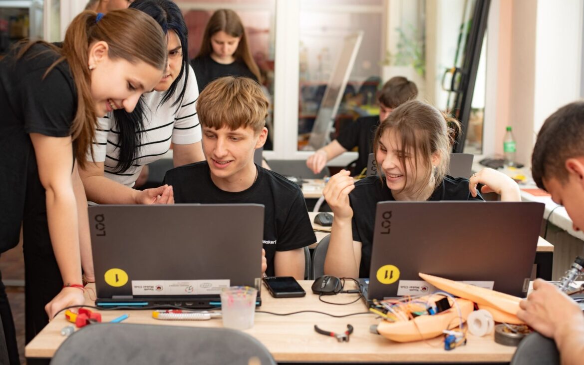 Începe o nouă rundă de înscrieri la cursurilor gratuite despre robotică și programare pentru elevii din școli profesionale și colegii