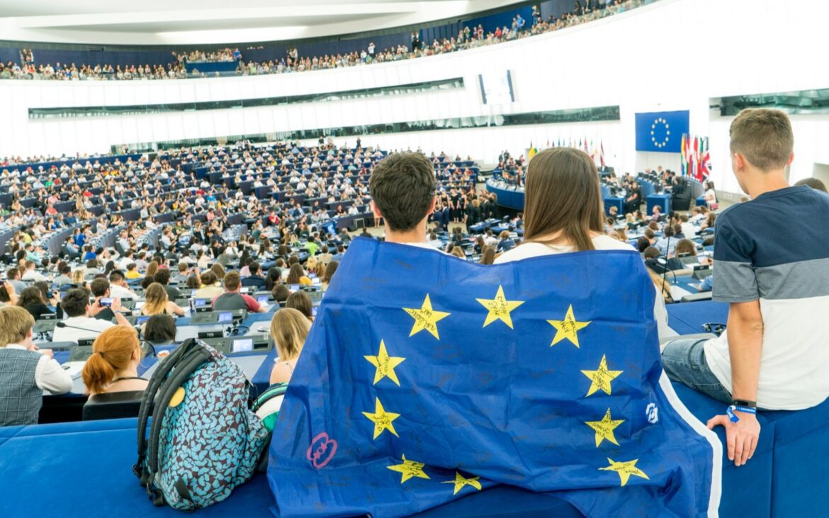 Tinerii din Moldova se pot înscrie la un program european gratuit. Vor învăța despre UE și vor putea obține 20 de credite ECTS