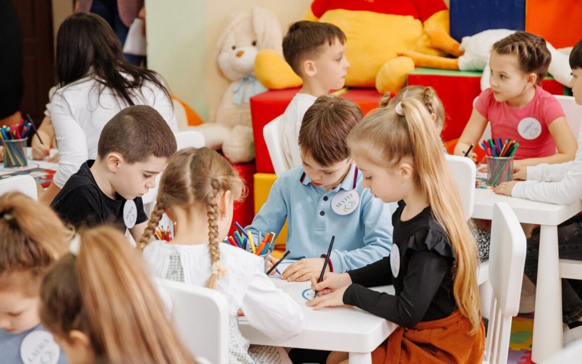 Grădinițele din comunitățile care găzduiesc refugiați pot beneficia de lucrări pentru apă, sanitație și igienă. Cum pot aplica