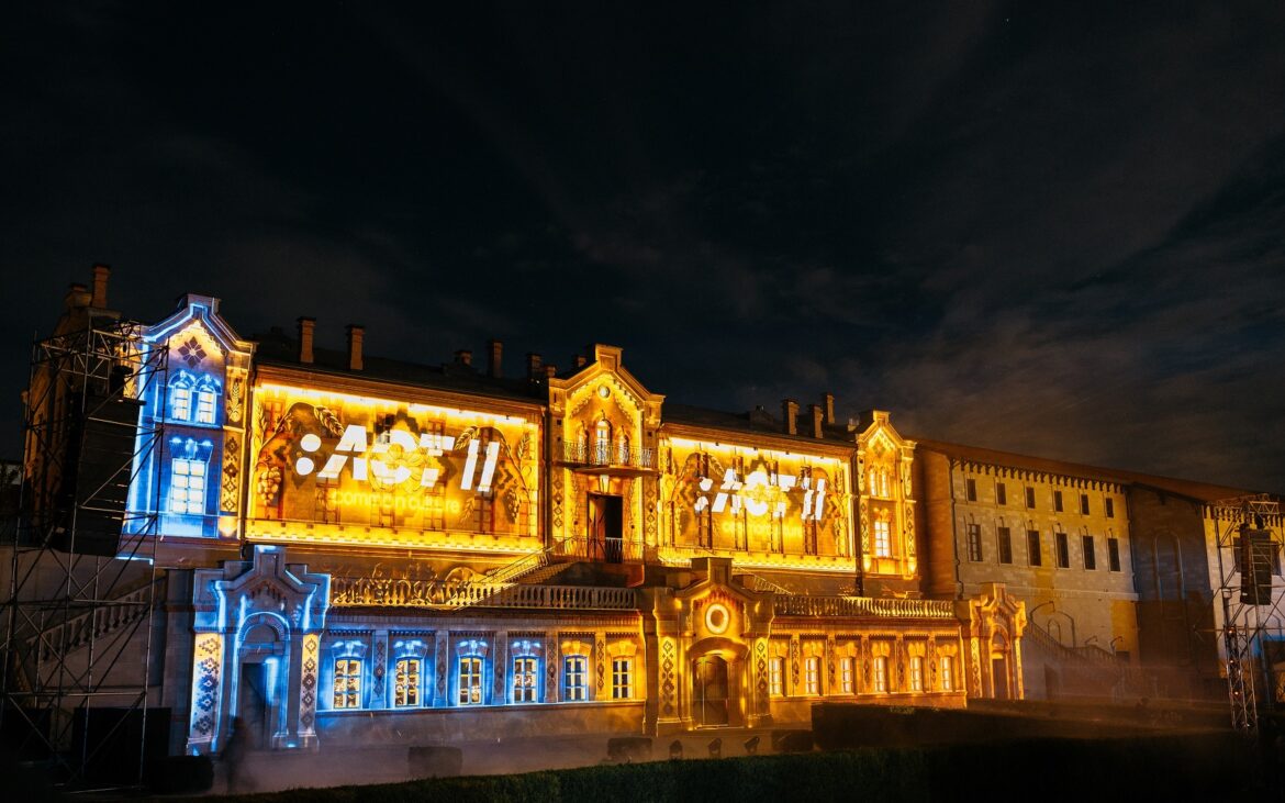 ACT Festival – Common Culture a adunat peste 2.000 de oameni la Castel Mimi. Colectivul de artiști vizuali CAPS câștigă competiția de video mapping