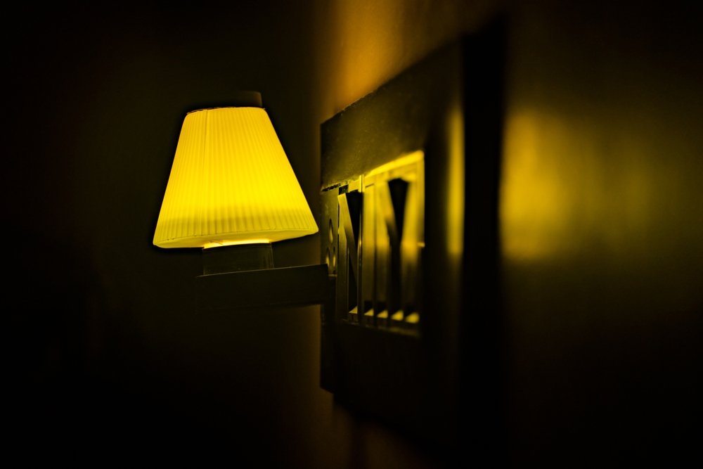 Dormitul cu lumină aprinsă poate afecta inima. Ce au descoperit cercetătorii chiar și la o expunere redusă