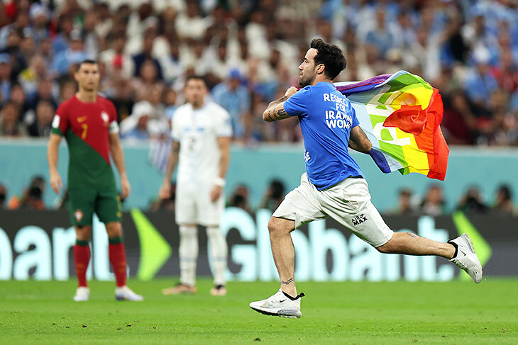 Manifest împotriva discriminării și războiului. Un suporter a pătruns pe terenul de fotbal la campionatul din Qatar