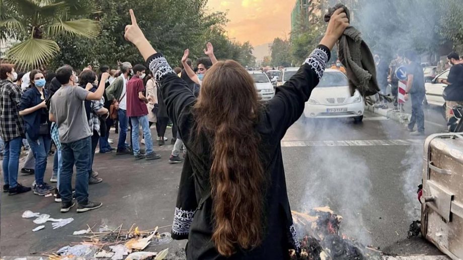 În Iran a fost desființată poliția moralității după protestele declanșate de moartea unei tinere care purta „incorect” hijabul