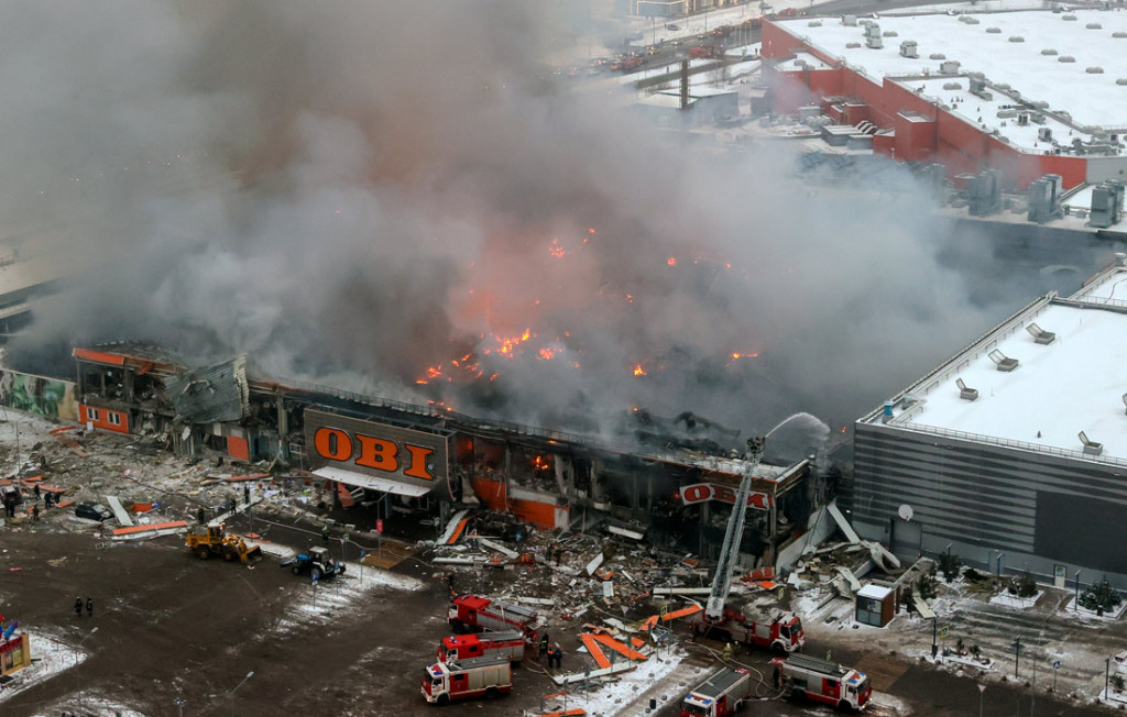 Un centru comercial din Moscova a fost cuprins de flăcări. Zona de incendiu s-a extins pe 18 000 m²