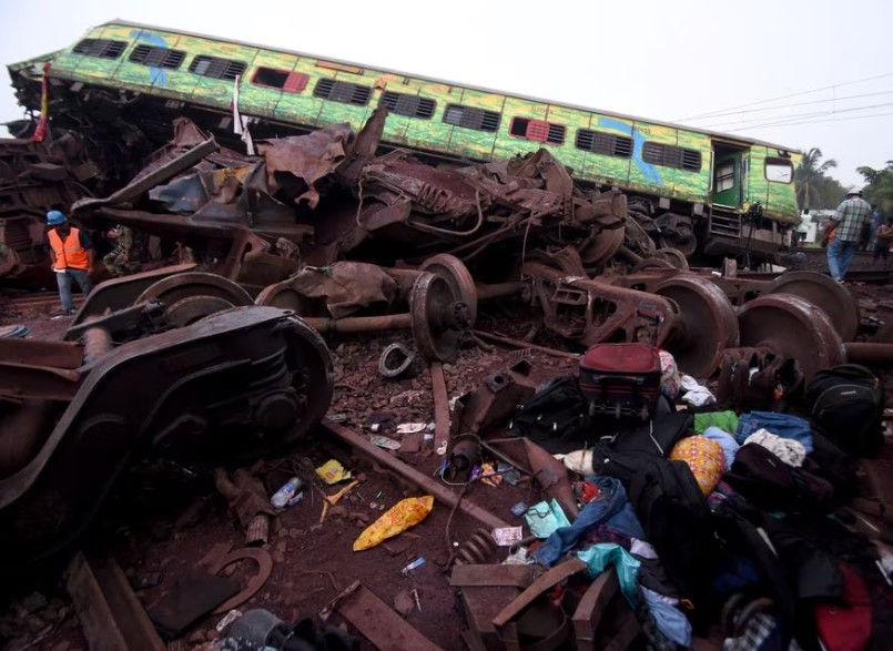 Cel puțin 261 de persoane au murit în cel mai grav accident feroviar din India din ultimele două decenii