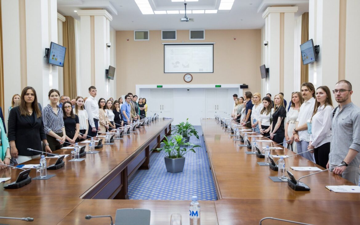 Guvernul Moldovei a lansat programul de stagii plătite în serviciul public. Tinerii pot beneficia de burse în valoare de 3 000 de lei