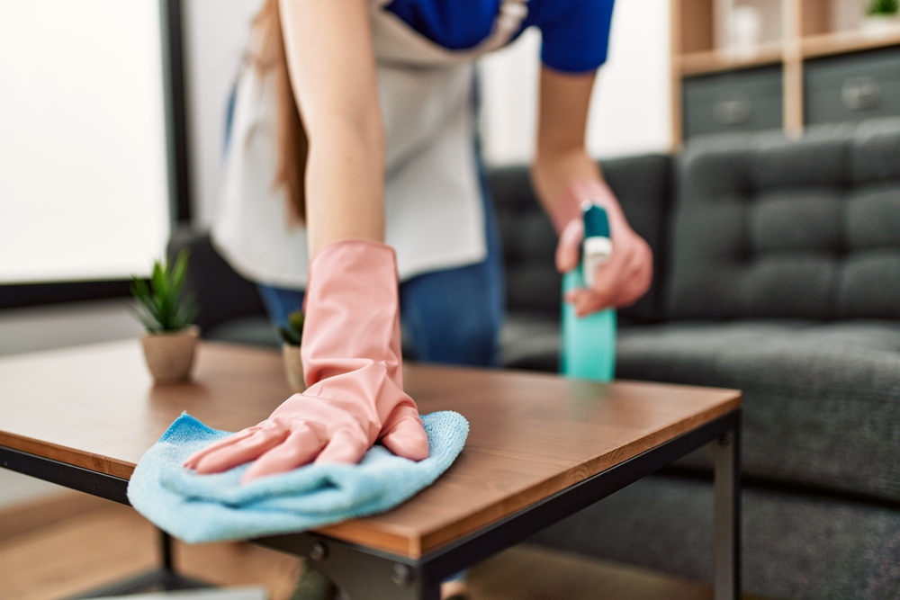 Curățenia de primăvară: Cum să faci curat fără a suprasolicita articulațiile?