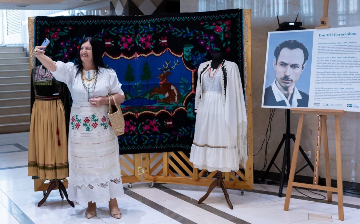 (foto) O expoziție dedicată culturii găgăuze a fost inaugurată la Parlament. Când o poți vizita