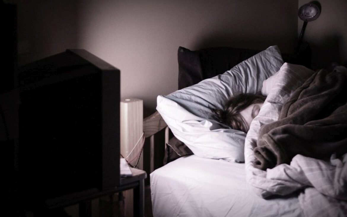 „Dacă adormi cu televizorul deschis, poți muri!” Descoperire bizară a oamenilor de știință