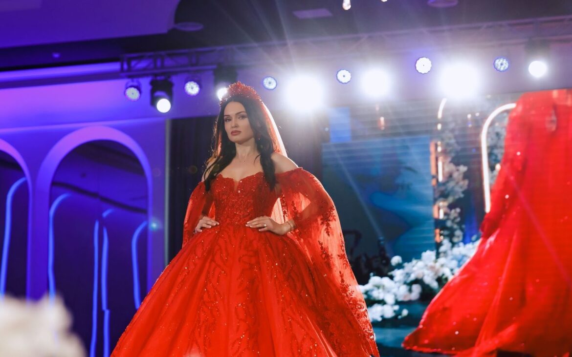 (foto) „Rochia roșie e un simbol al inocenței.” Designera Natalia Dimitrișina, despre una dintre cele mai colorate lucrări ale sale