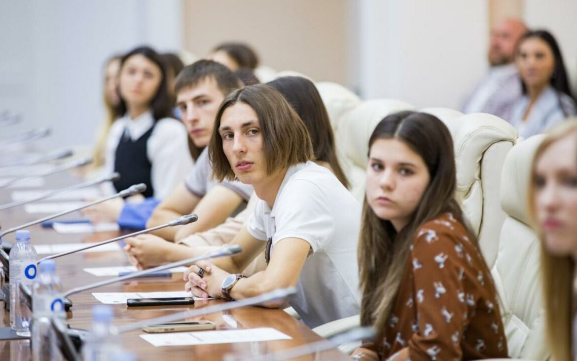 Studenții moldoveni au oportunitatea să lucreze alături de Înalții Consilieri UE prin intermediul unui program de stagii plătite
