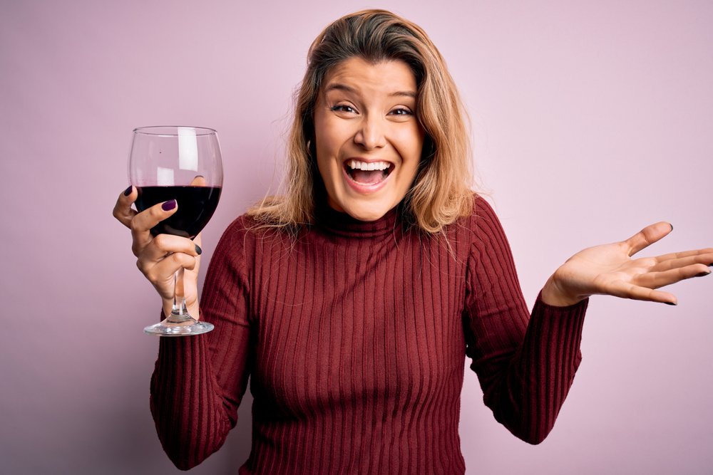 Ai băut „doar un pahar de vin” și te gândești să pleci cu mașina? Află mai întâi în cât timp iese alcoolul din sânge și cum poate fi eliminat mai ușor