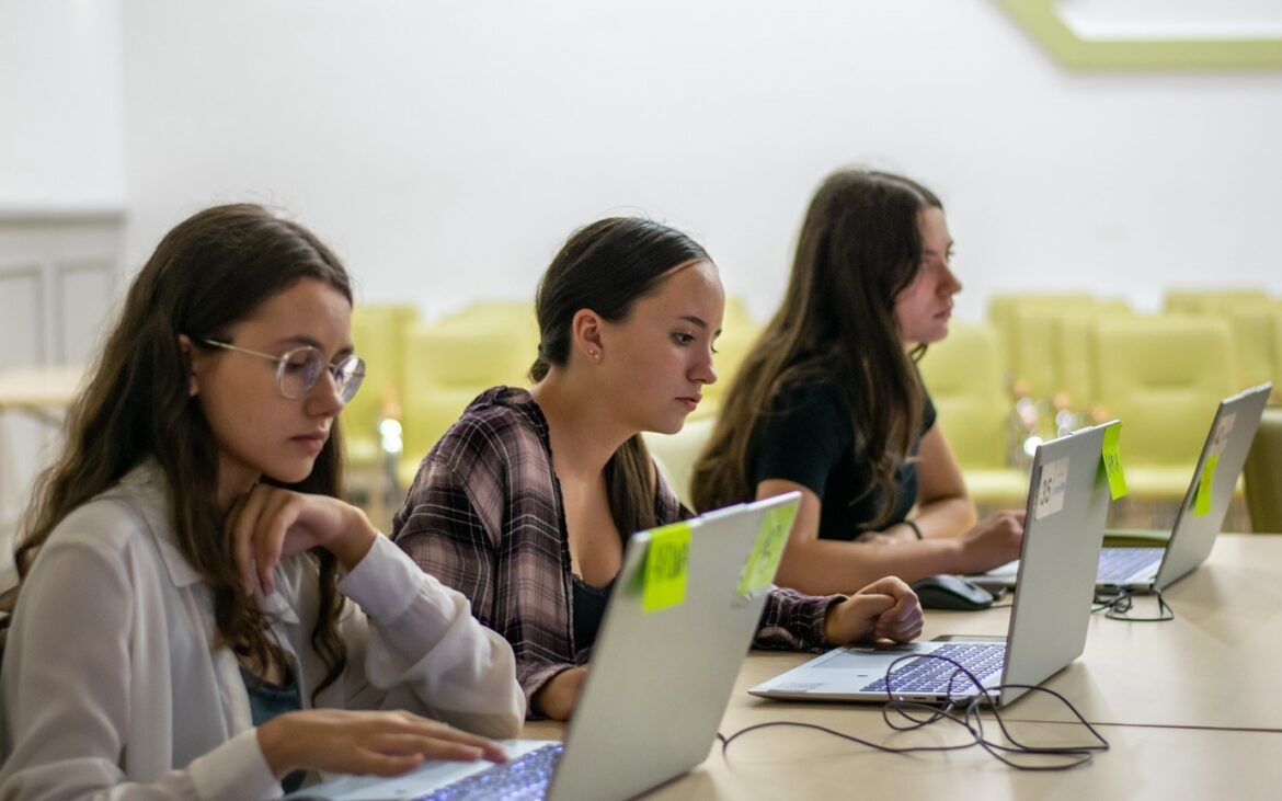 Au început înscrierile pentru bootcamp-ul de toamnă GirlsGoIT 2024! Tinerele pasionate de IT sunt încurajate să aplice