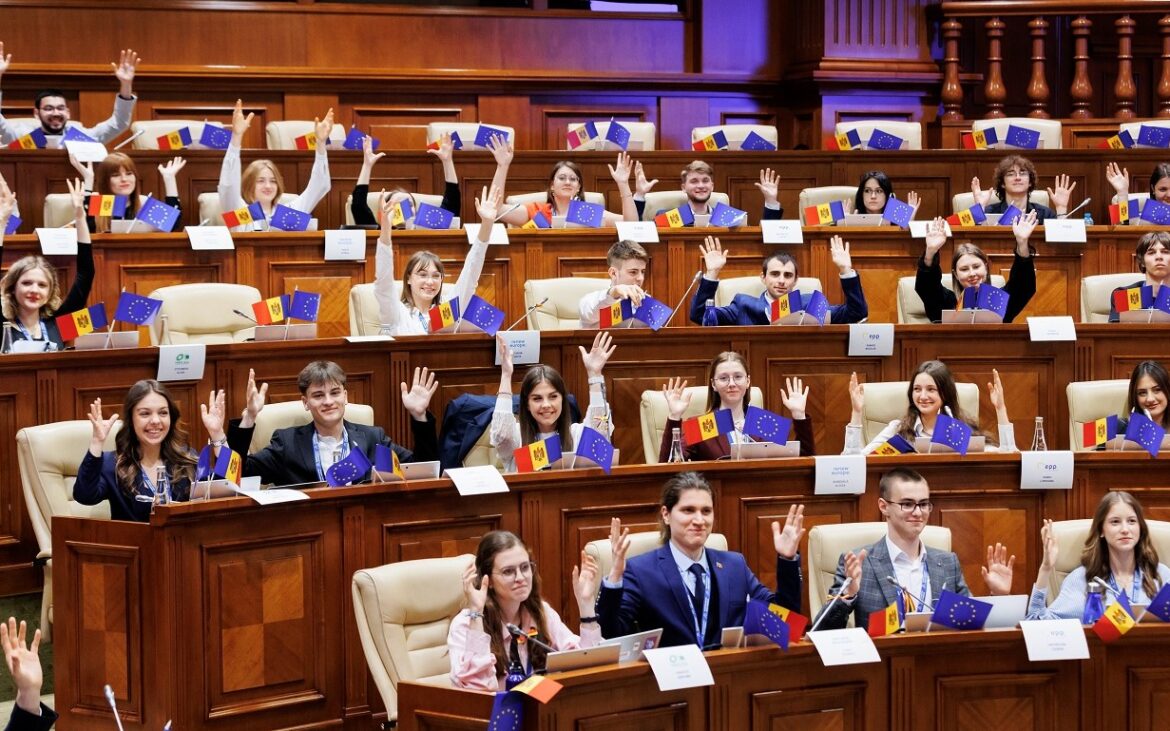 Vrei să devii deputat(ă) pentru două zile? Participă la Parlamentul Tinerilor și află cum se adoptă deciziile legislative