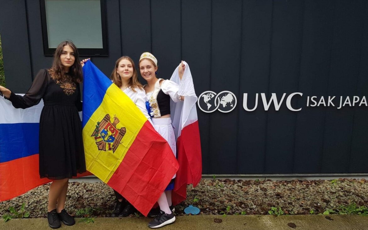 Elevii din Moldova pot învăța la o școală din China, Singapore sau SUA. Au început aplicările pentru programul United World Colleges