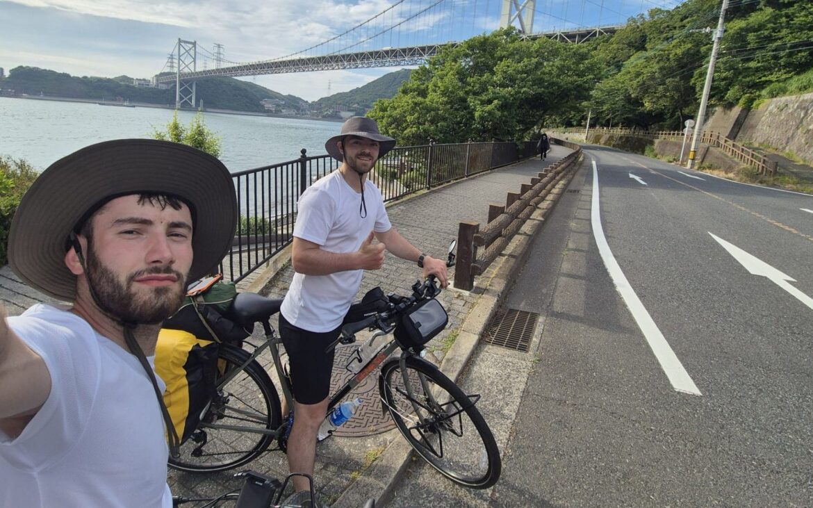 A străbătut Japonia cu bicicleta în scop caritabil. Emanuel Grămadă: „Ai nevoie de curaj să pornești la drum”