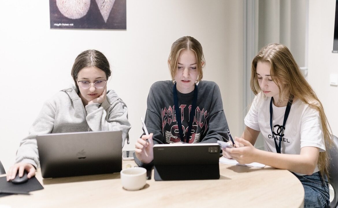 Ești elevă din Moldova pasionată de programare? Programul „The Girls Code – Breaking Barriers” îți oferă cursuri gratuite de IT