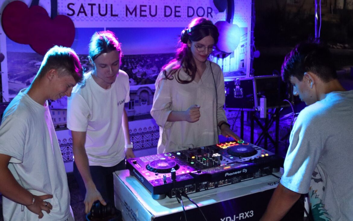 (foto, video) DJ the Village: cum poate muzica electronică să țină tinerii în sate