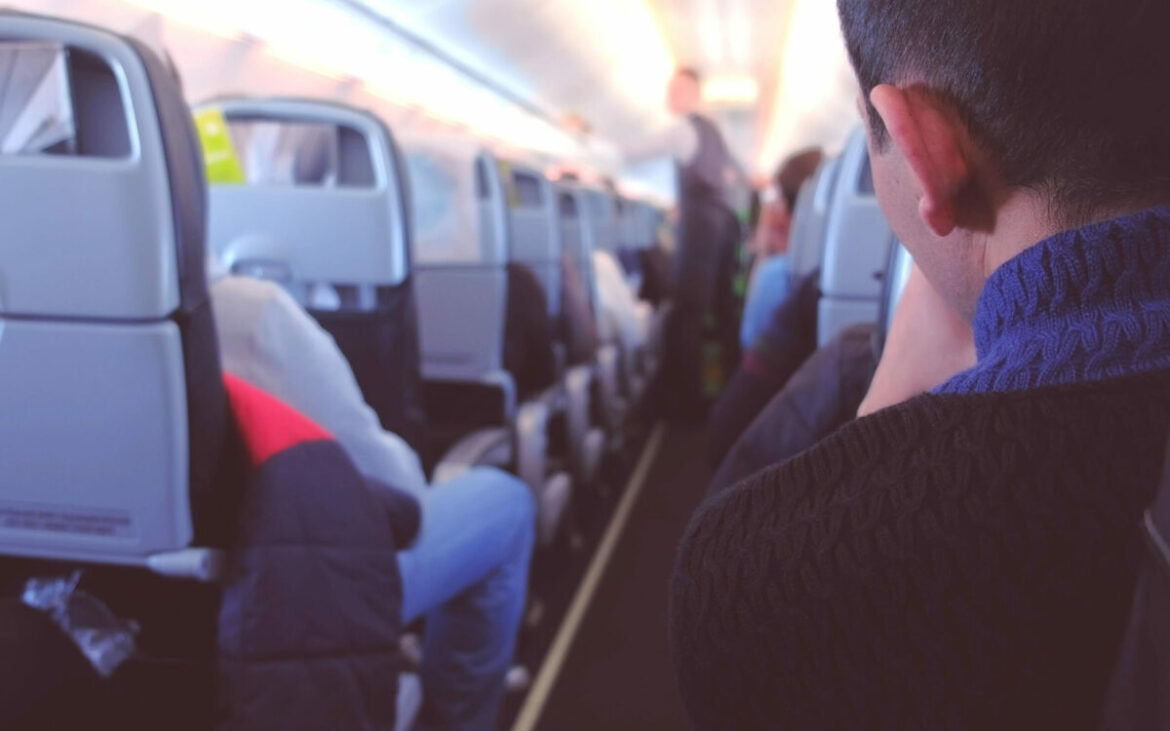 Călătorești des cu avionul? Ce trebuie să faci în timpul zborului să previi cheagurile de sânge