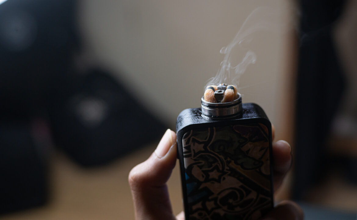 Fiecare al treilea adolescent moldovean fumează vape-uri. Care sunt efectele acestora asupra sănătății