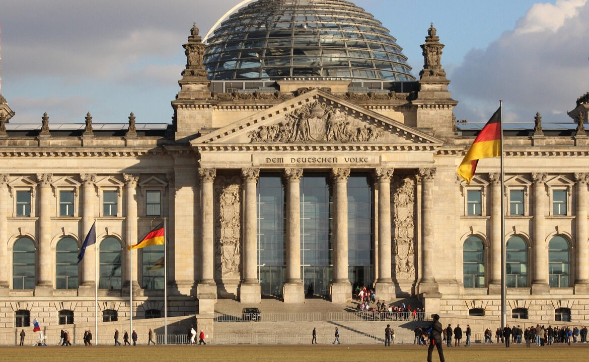 Vrei să lucrezi timp de cinci luni în biroul unui deputat german? Bundestagul German îți oferă această oportunitate