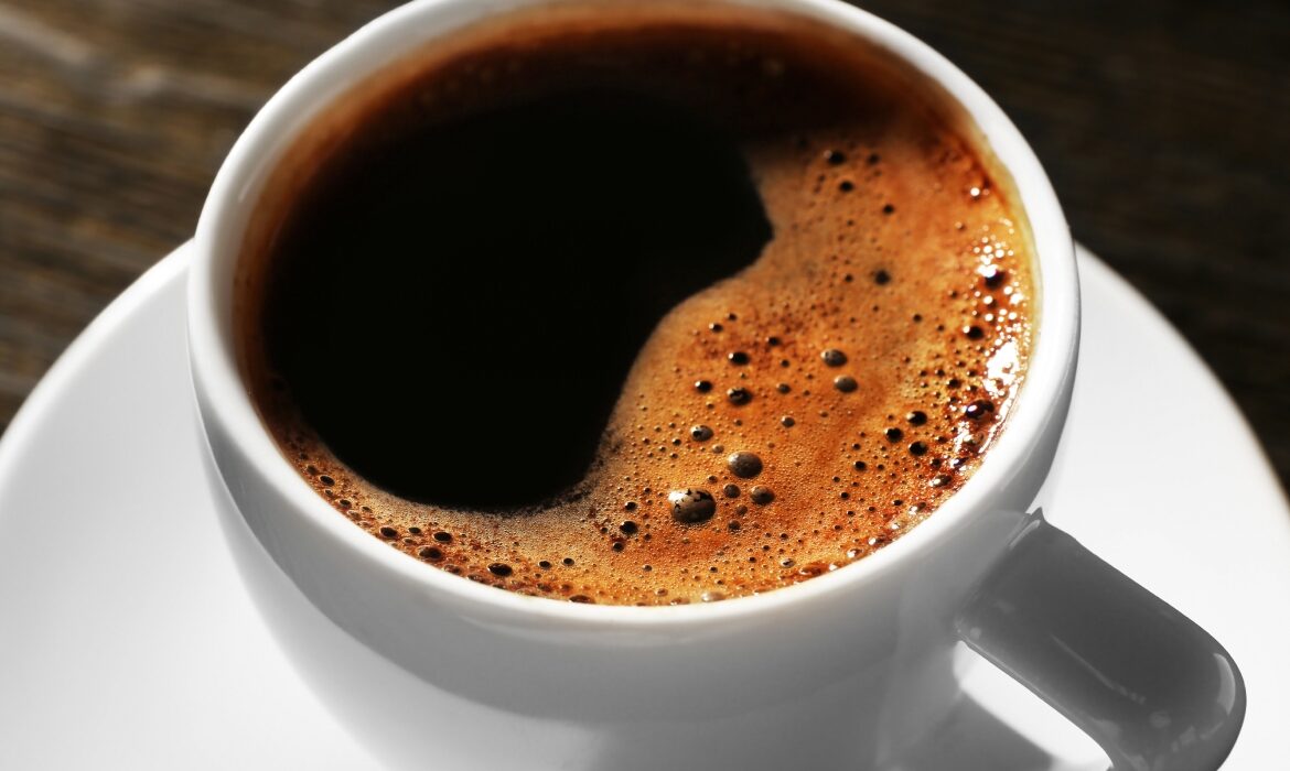 Ce să pui în cafea dimineața ca să îți menții tinerețea. Ingredientul care încetinește îmbătrânirea