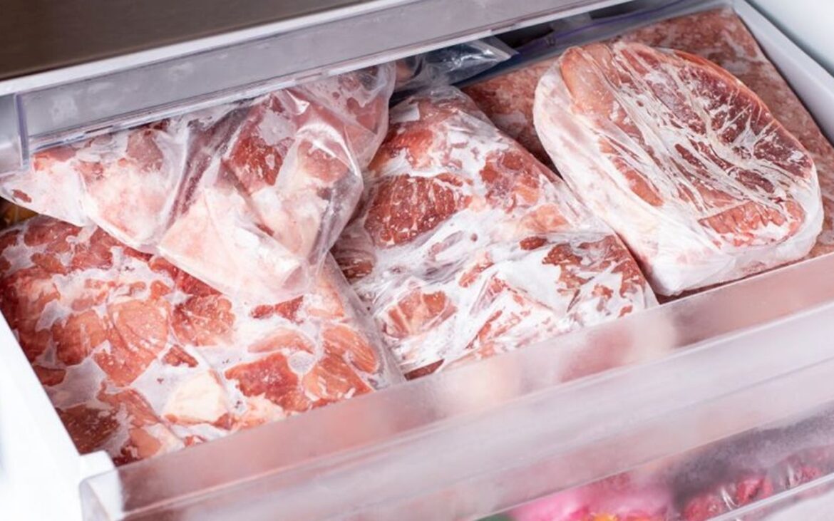 Ingredientul pe care să-l pui în apă atunci când decongelezi carnea. Se dezgheață mai repede!