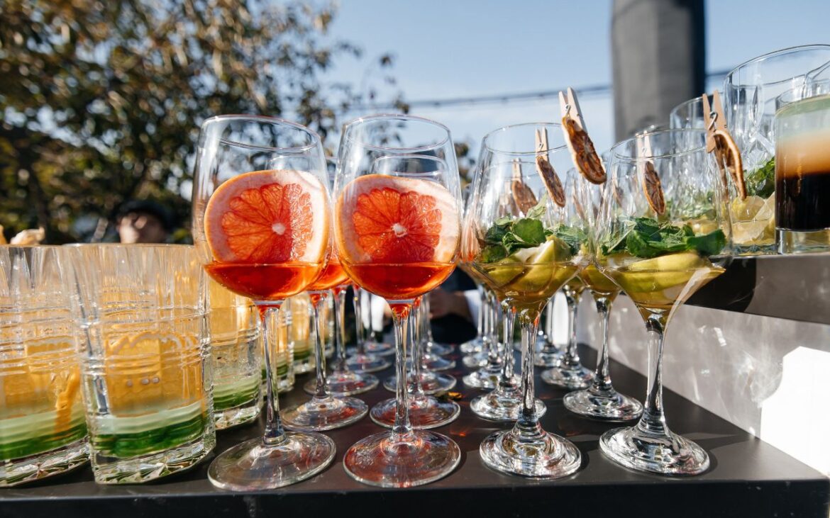 „Cheers!” fără regrete. Alternative pentru băuturile alcoolice, pe care să le încerci vara aceasta