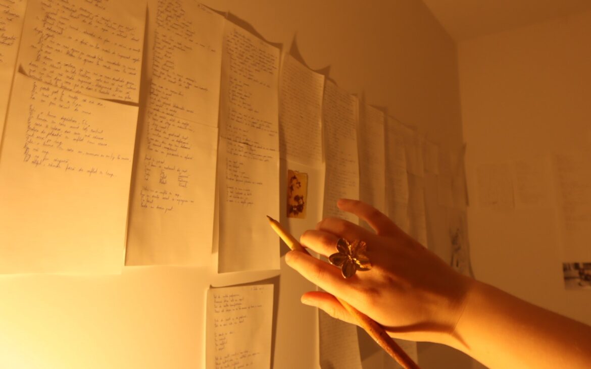 „Strugure de gînd” – platforma care îmbină poezia cu inteligența artificială. Raluca Gîndea povestește despre pasiunea pentru scris
