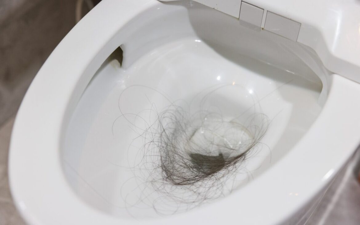 De ce nu e bine să arunci părul în vasul de toaletă. Ce trebuie să faci cu el, de fapt