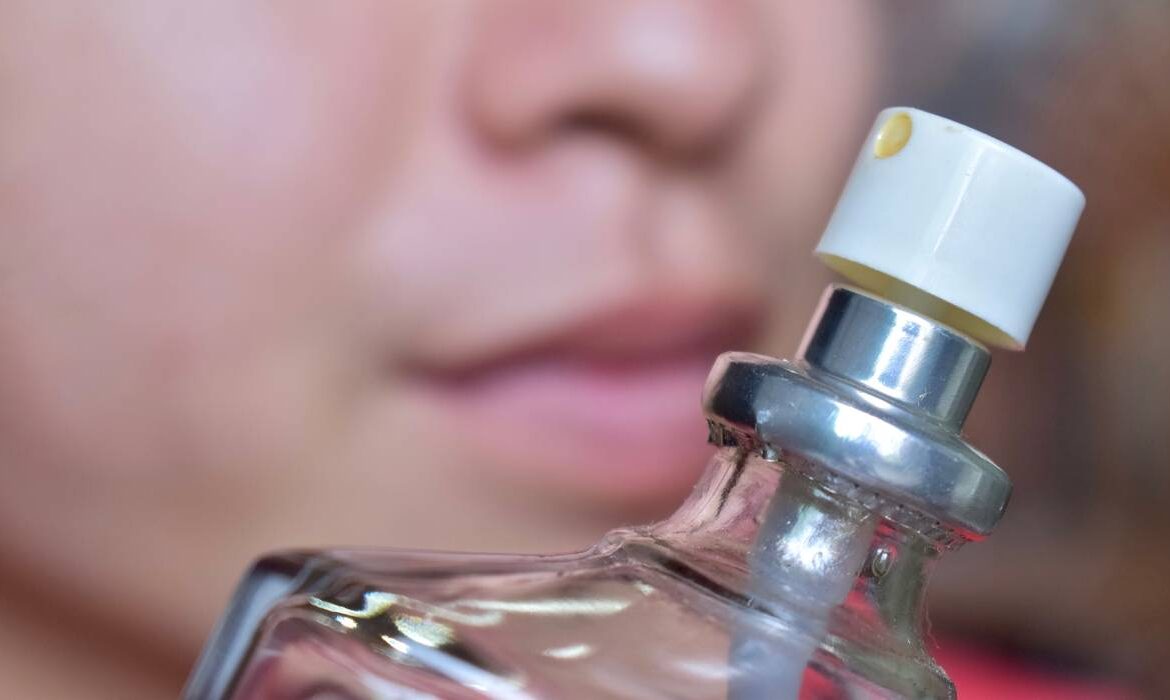 Cum să îndepărtezi petele de parfum de pe haine. Trucuri rapide, cu detergenți de vase
