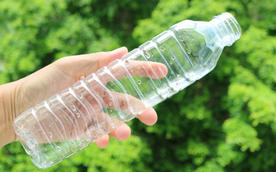 Cum să folosești sticlele de plastic în grădină să ai mereu florile și răsadurile ude. Trucul care te va ajuta să nu mai stai toată ziua în grădină
