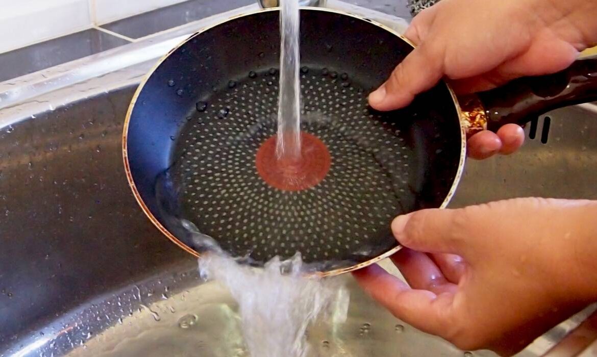 Când ar trebui să înlocuiești setul de tigăi, dacă e din teflon, ceramică, aluminiu sau cupru