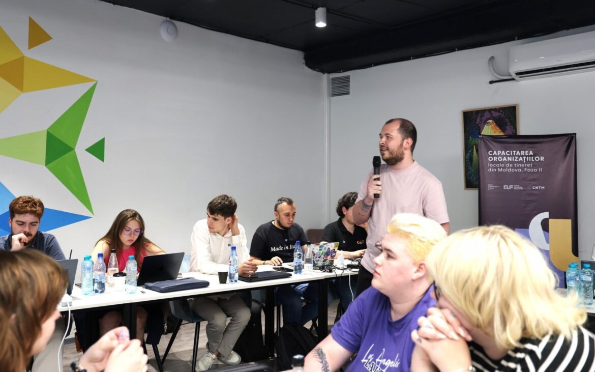 Învață să-i înveți pe alții despre educația electorală. Tinerii activiști pot obține 200 de euro pentru organizarea activităților
