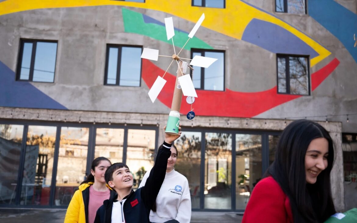 Comunitatea Energetică Europeană premiază tinerii interesați de economia verde. Scrie un articol și câștigă un stagiu la Viena