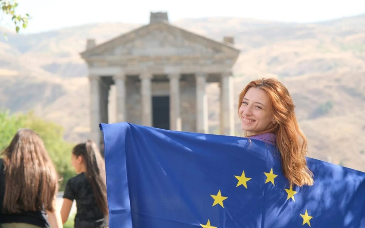 Îți dorești o carieră în afaceri europene? Obține o bursă pentru un program de masterat care îți permite să combini studiile cu jobul