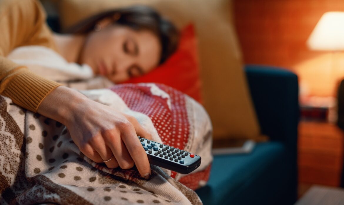 De ce nu ar trebui niciodată să dormim cu televizorul pornit? Un obicei aparent inofensiv, care ne afectează grav sănătatea