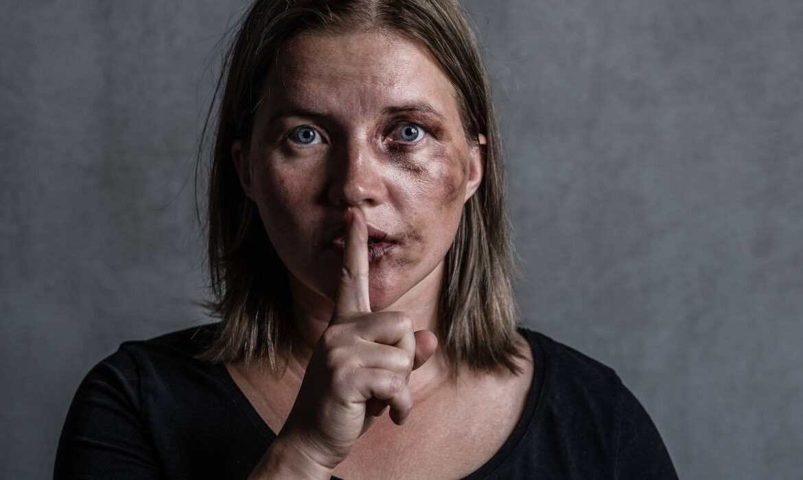Cum recunoaștem o femeie abuzată. „O femeie care se află într-o relație abuzivă are nevoie de înțelegerea celor din jur și de ascultare fără a fi judecată”