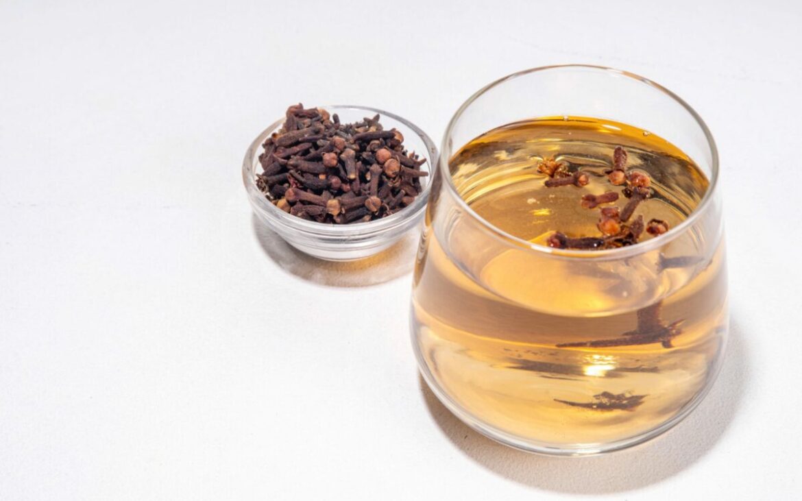 Cum să pregătești apă de cuișoare pentru dureri. Remediul natural din bucătărie