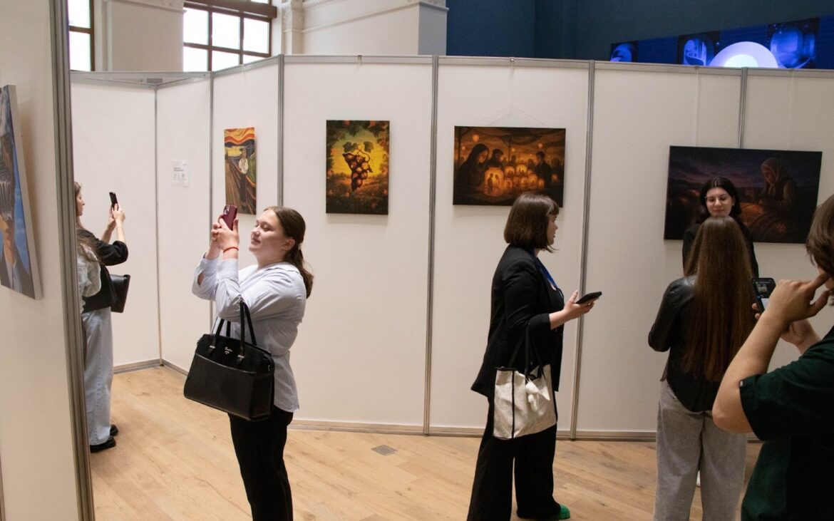 Cum s-a desfășurat expoziția Andromeda, evenimentul la care vizitatorii au generat videoclipuri cu AI