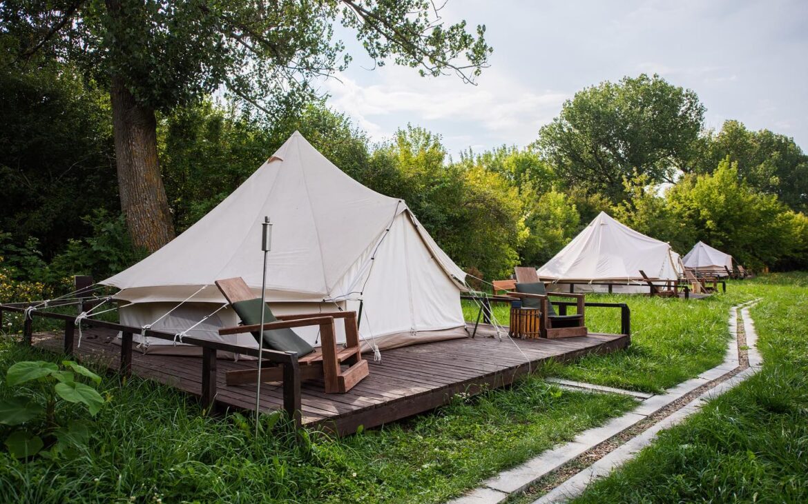 Sub stele, dar în confort. Unde poți face glamping în Moldova și cât costă