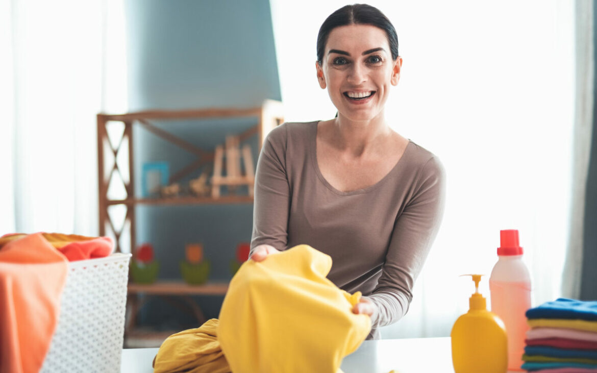 Cum să redai culoarea hainelor, fără detergenți. Trucul natural care face hainele ca noi