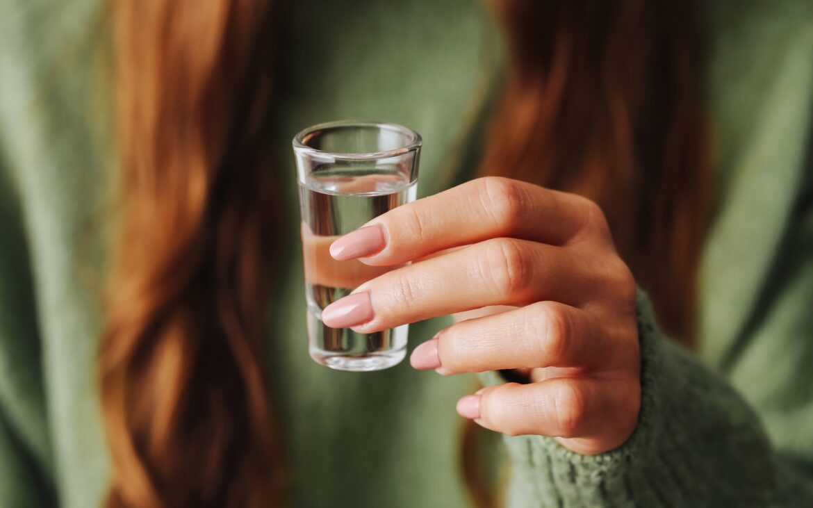 De ce e bine să pui vodcă în compartimentul mașinii de spălat. Trucul pentru haine proaspete după spălare