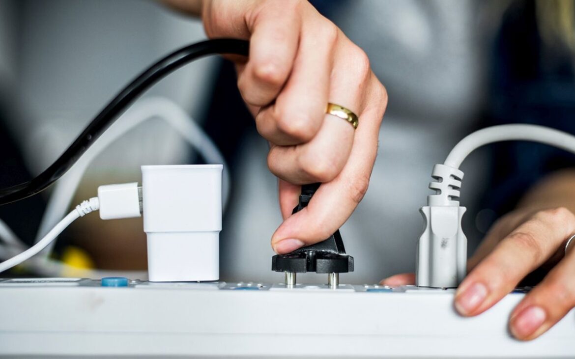 Cele 4 electrocasnice care îți golesc portofelul noaptea. Experții ne sfătuiesc să le scoatem din priză înainte de culcare