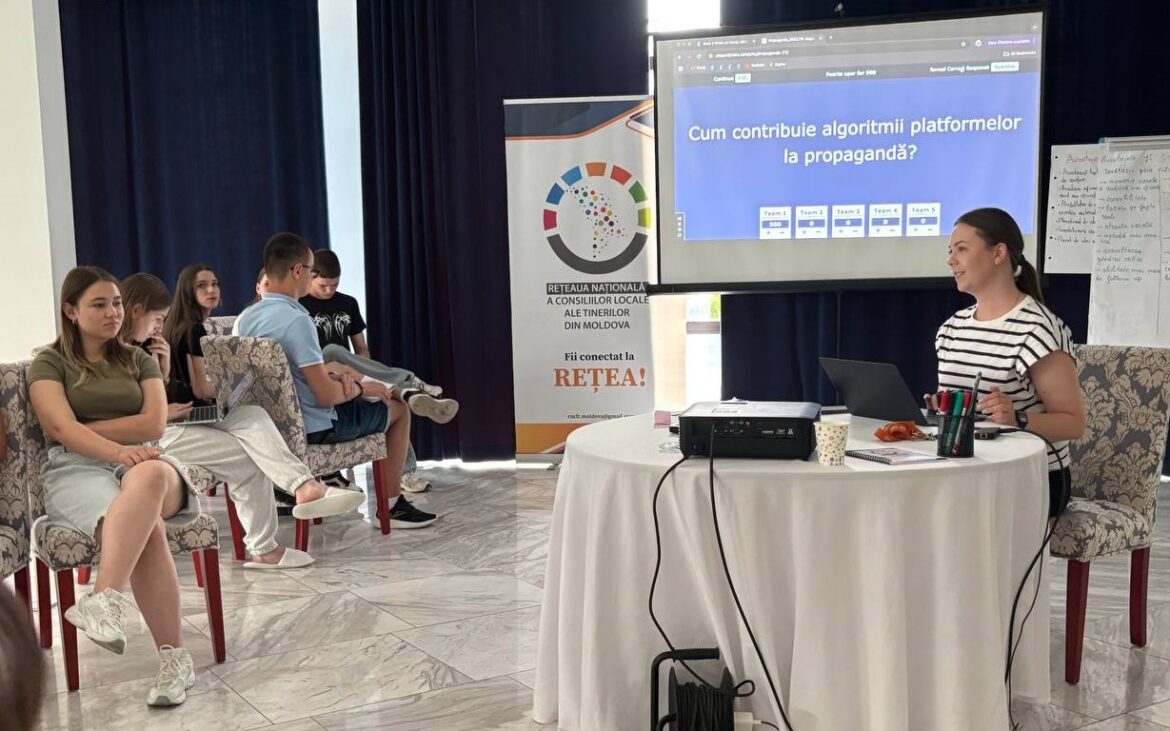 Învață cum să dezvolți o campanie despre educația media în comunitatea ta la Tabăra de Reziliență Informațională